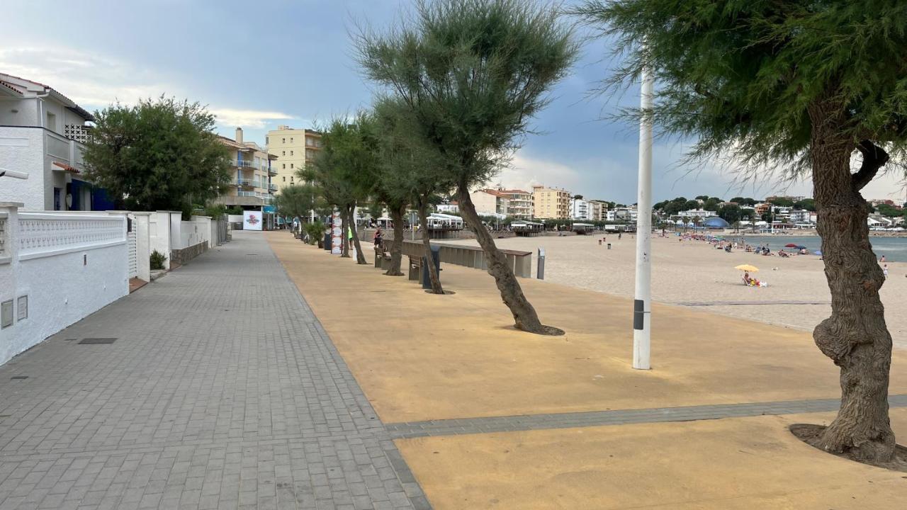 Apartamento En La Playa. Free Parking. Free Wifi L' Escala Luaran gambar