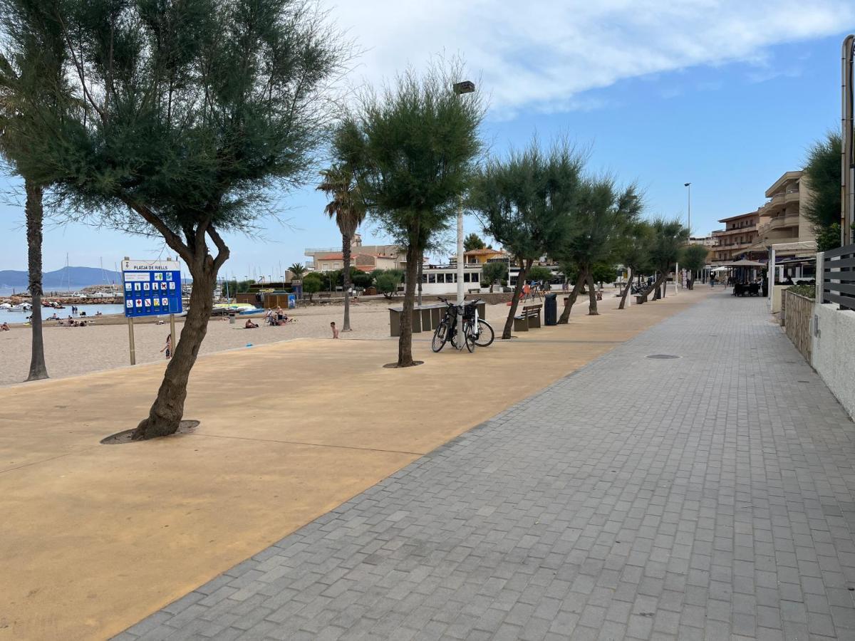 Apartamento En La Playa. Free Parking. Free Wifi L' Escala Luaran gambar